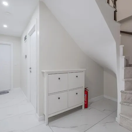 Sea View Duplex W Terrace In Goldenhorn شقة *